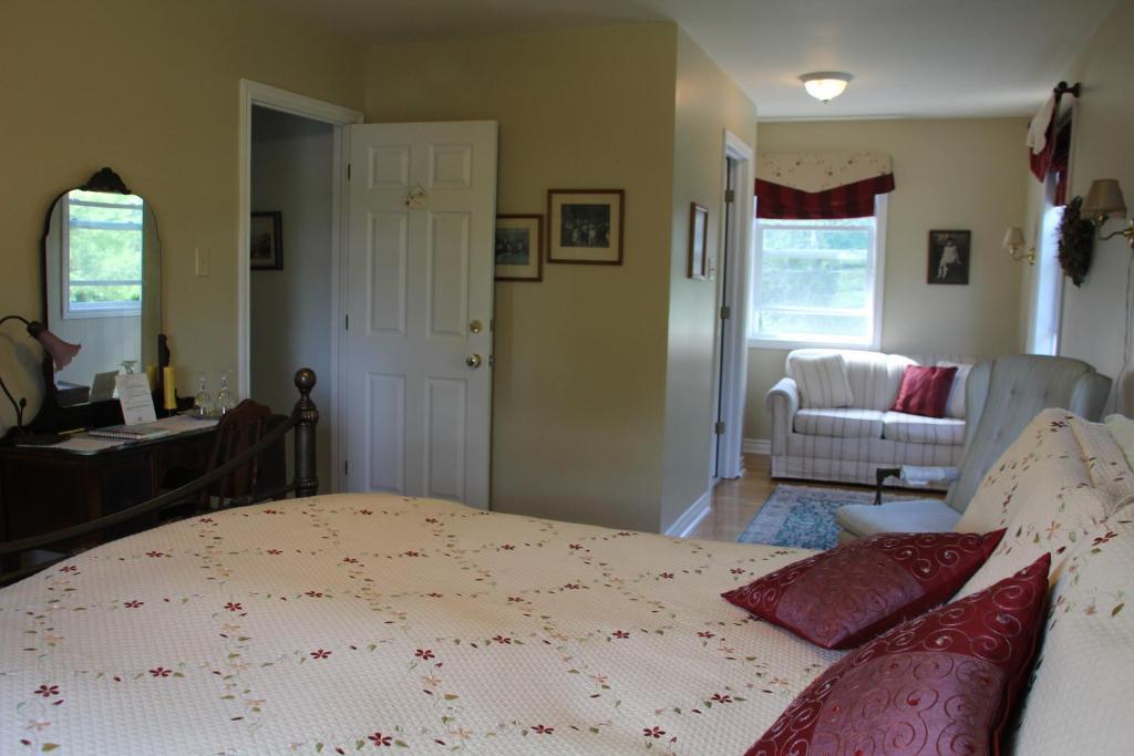 Tulips And Thistle B&B Truro Room photo