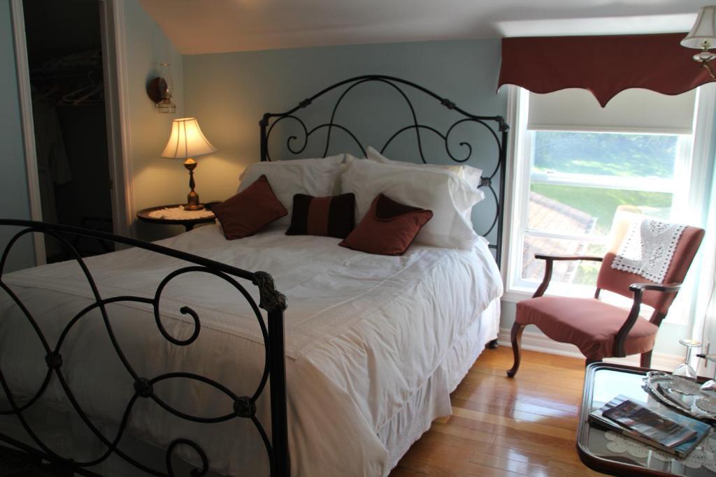 Tulips And Thistle B&B Truro Room photo