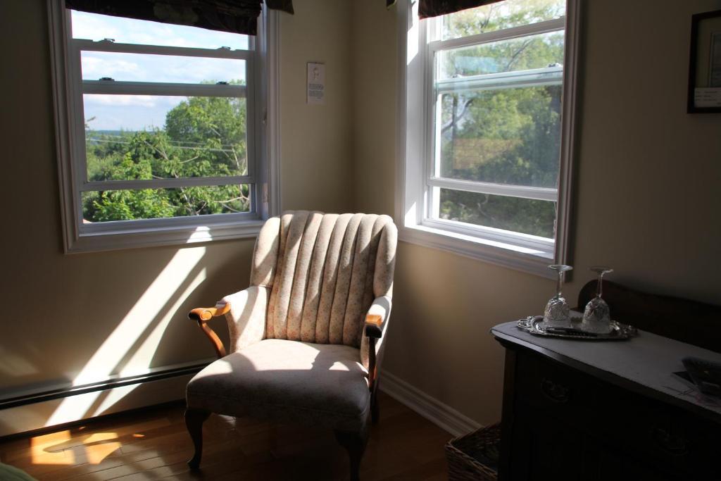Tulips And Thistle B&B Truro Room photo